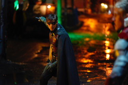 バットマンの元弟子・ロビン率いる少年ヒーロー集団の一人が犯罪に立ち向かう 画像