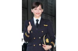 綾瀬はるか、パイロットの制服姿を披露！ANA特別塗装機にワクワク