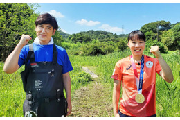 カエル好きで有名な入江聖奈選手、「池の水ぜんぶ抜く大作戦」に緊急参戦 画像