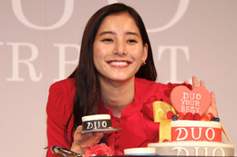 新木優子、真っ赤なドレスで会場を魅了…サプライズケーキに満面の笑み 画像