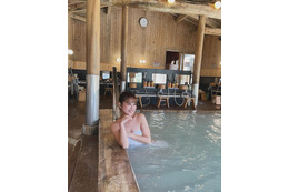 鈴木奈々、温泉入浴中のサービスショットお披露目「一緒に入りたい」「セクシー」 画像