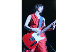 のん、全国ツアー完走を報告!真っ赤なパンツルックでファン魅了