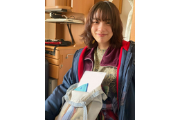 のん、主演ドラマ『MISS KING』オフショを初披露!「早くも飛鳥のファンになりそう」と話題に