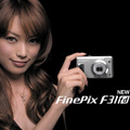 デジタルカメラ「FinePix F31fd」のテレビCMにエビちゃん登場