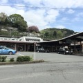 JR湯河原駅前。神奈川県西部にある湯河原町にあり、落ち着いた雰囲気の温泉街