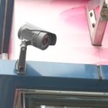 パチンコ店の防犯カメラも夜間撮影に対応したモデル。事件現場となったマンションから駅に向かう人をとらえる形で設置（撮影：防犯システム取材班）