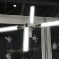 充電式特殊LED投光器「X-teraso」の実機。4本のアームは自由に角度調節でき、それにより照射範囲の調整が可能だ（撮影：防犯システム取材班）