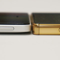 本体の厚みはわずかにVAIO Phone Biz（左）の方が薄い