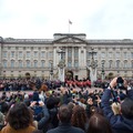 王女誕生をバッキンガム宮殿の前で祝う人々　(c) Getty Images