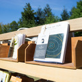 様々なデザインに関連する本を集めた屋外ラウンジ「デザインブックラウンジ」