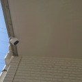 設置したカメラ。撮影画角は基本的にご近所さんのプライバシーを脅かさない角度にした（撮影：防犯システム取材班）