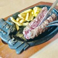 ただ者じゃねぇぞ！岩塩で食べるステーキ店の俵型ハンバーグ