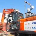 KDDI、大林組、日本電気は15日、「au 5G」×「4K3Dモニター」を使った建機の遠隔施工の公開実験をおこなった