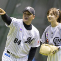 黒木コーチに投球指導された菊池柚花（©JCOMスペシャルデー）
