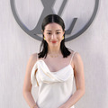 広瀬すず、気品溢れる純白キャミドレスでパリの「ヴィトン」ショーへ 画像