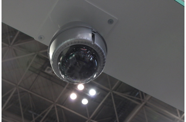 ハウジングを施した屋外監視用全方位ネットワークカメラ「VN-H128WPR」。他にもカメラ本体をそのまま天井などに取り付ける簡易型と、天井埋め込み型がある