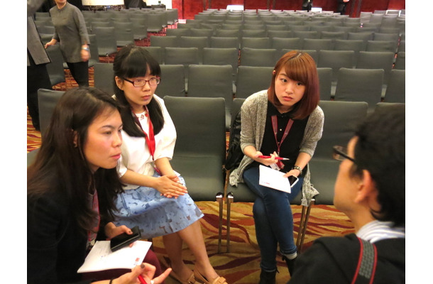 インタビューに答えてくれた中国メディアの皆さん（写真右から、SHARON SHEN氏、・QUIN LI氏※一番左は通訳スタッフ）