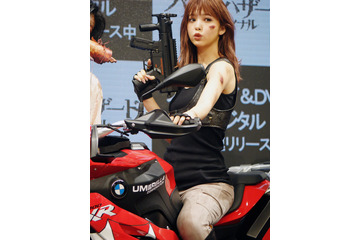 藤田ニコルが「ワイルドにこるん」に！バイクでモデル貫録の決めポーズ 画像