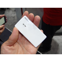【Mobile Asia Expo 2014 Vol.4】NTTドコモ、モバイル端末がSIMなしでも使えるようになる「ポータブルSIM」を出展 画像