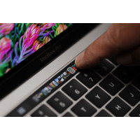 新型MacBook Proの評判は？ Touch Barへの期待、SDカードスロット廃止を残念がる声など 画像
