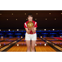 稲村亜美が、ボウリング始球式に初挑戦！ 画像