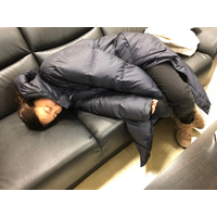 岡田結実、ダウンコートを着たまま寝る姿にファン「無理しないで」「ほどほどに頑張って」 画像