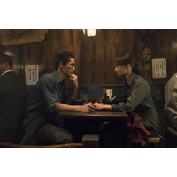 EXILE 小林直己がオスカー女優の手を握り・・・Netflix『アースクエイクバード』場面写真解禁 画像