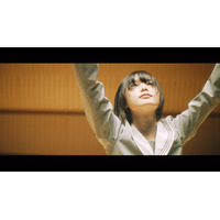 欅坂46・平手友梨奈のソロ曲「角を曲がる」ミュージックビデオ公開！ 画像