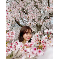 兒玉遥、満開の桜に囲まれた花見ショットに反響！「花の妖精発見」「かわいすぎ！」 画像