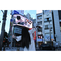 新宿駅東口の3D広告に貞子が！話題の三毛猫が威嚇？ 画像