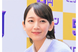 吉岡里帆、黒髪おかっぱヘアの着物美女に！“大正ロマン”風オフショに熱視線