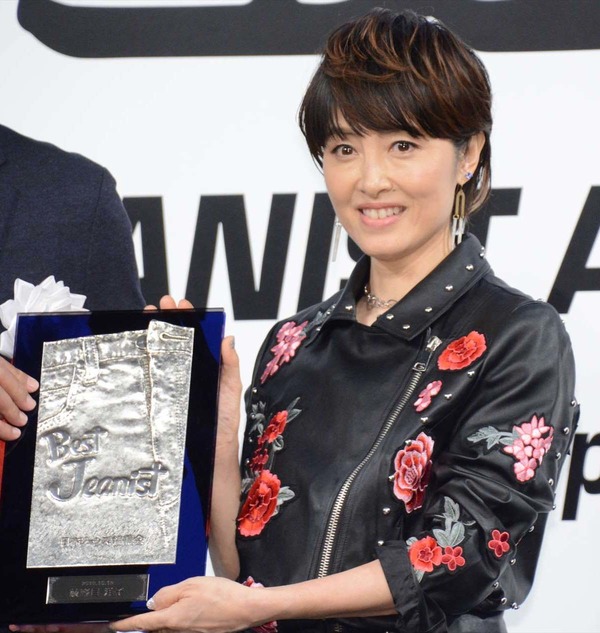 荻野目洋子、「ベストジーニスト」受賞式で“ダンシング・ヒーロー”！