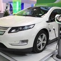 GMのレンジエクステンダーEV、シボレーボルトと充電スタンド