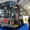 いすゞ『エルガ・ミオ』をベースとした試験車両。天井部には補機充電用の太陽電池パネルを装備（参考画像）