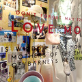 バーニーズ新宿店１階ウインドー「LOVE MOM」