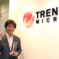 トレンドマイクロ株式会社 エンタープライズマーケティング部 岡野 健人 氏、イードアワード受賞トロフィーとともに