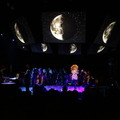 『ＭＯＯＮ』の曲に合わせてパネルに映された月の映像。ハープの音に合わせて、月の満ち欠けの変化を表現（写真は8月3日の模様）