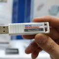 スタンドアローンの端末などでウイルスチェックができるUSBタイプの「ワクチンUSB 2」。本体内のLEDの点灯色で感染が分かる。