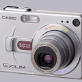 　カシオ計算機は、「EXILIM ZOOM EX-Z55」の姉妹機として、500万画素CCDや光学3倍ズームレンズ、2.0型液晶、光学ファインダーを搭載したデジタルカメラ「EXILIM ZOOM EX-Z50」を10月中旬に発売する。