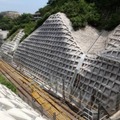 土砂崩れのリスクが高かった追浜駅～京急田浦駅間の法面保護も実施（画像はプレスリリースより）