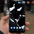 これが「Essential Phone」こと、「Essential PH-1」。ディスプレイは5.71インチ（2560×1312、QHD）。アスペクト比は19:10で、8Mのフロントカメラ部分を切り欠いたノッチデザインを採用しています