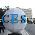 　本日8日（現地時間）、いよいよ世界最大規模の家電見本市「2009 International CES」が米ラスベガスにて開幕した。「100年に1度の津波」といわれる世界的な不況の中で開催される今回のCESだが、来場者数は昨年と同等の14万人が見込まれている。