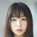 桜井日奈子、10周年記念写真集から水着カット公開　桃尻ショットを披露