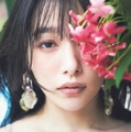 「桜井日奈子10周年記念写真集 鴇色 Amazon限定表紙版」（東京ニュース通信社刊）