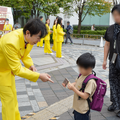 ダンディ坂野ら黄色スーツ集団が有楽町に出現！チョコモナカアイスをサンプリング