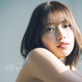 山下エミリー1st写真集『SHY』Amazon限定表紙版（東京ニュース通信社）　撮影／HIROKAZU