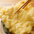 丼からあふれんばかりのサクサクな豚天