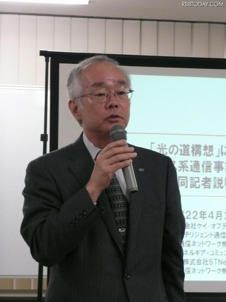 先月の合同記者説明会でコメントする、ケイ・オプティコムの久保忠敏氏（常務取締役）