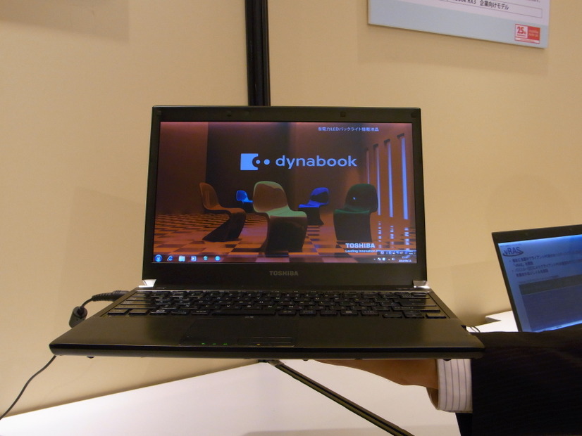 「dynabook RX3」の全景