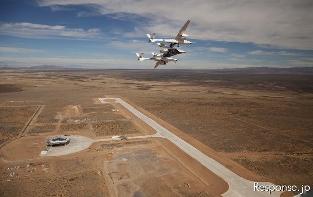 アメリカ宇宙空港 宇宙船のフライオーバー。宇宙船は双胴の母機から発進する。帰路は滑空